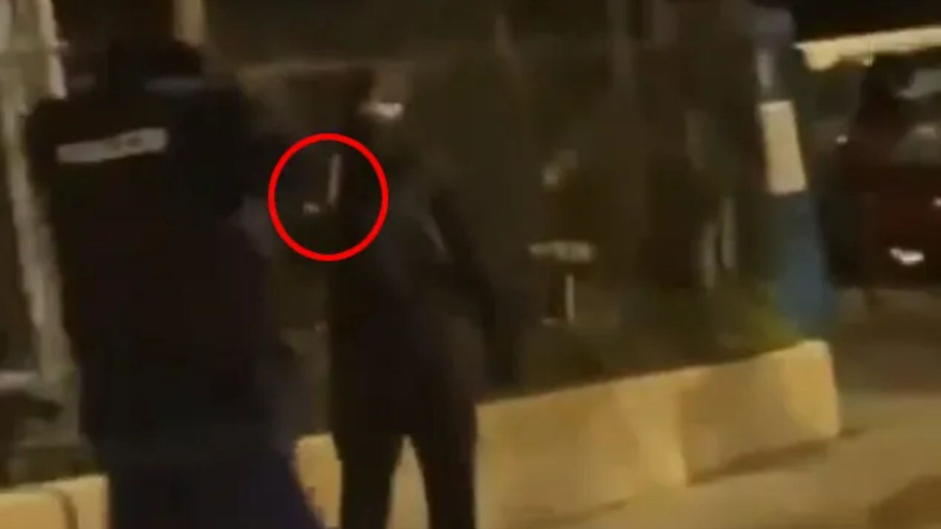 巴黎恐怖袭击嫌疑人挥舞着刀，在刺死一名游客后被警察电击并逮捕